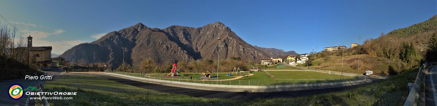 34 Chiesa di Spino al Brembo a sx, parco giochi al centro con vista sul Monte Zucco,  contrade Sottoripa e Tessi a dx.jpg